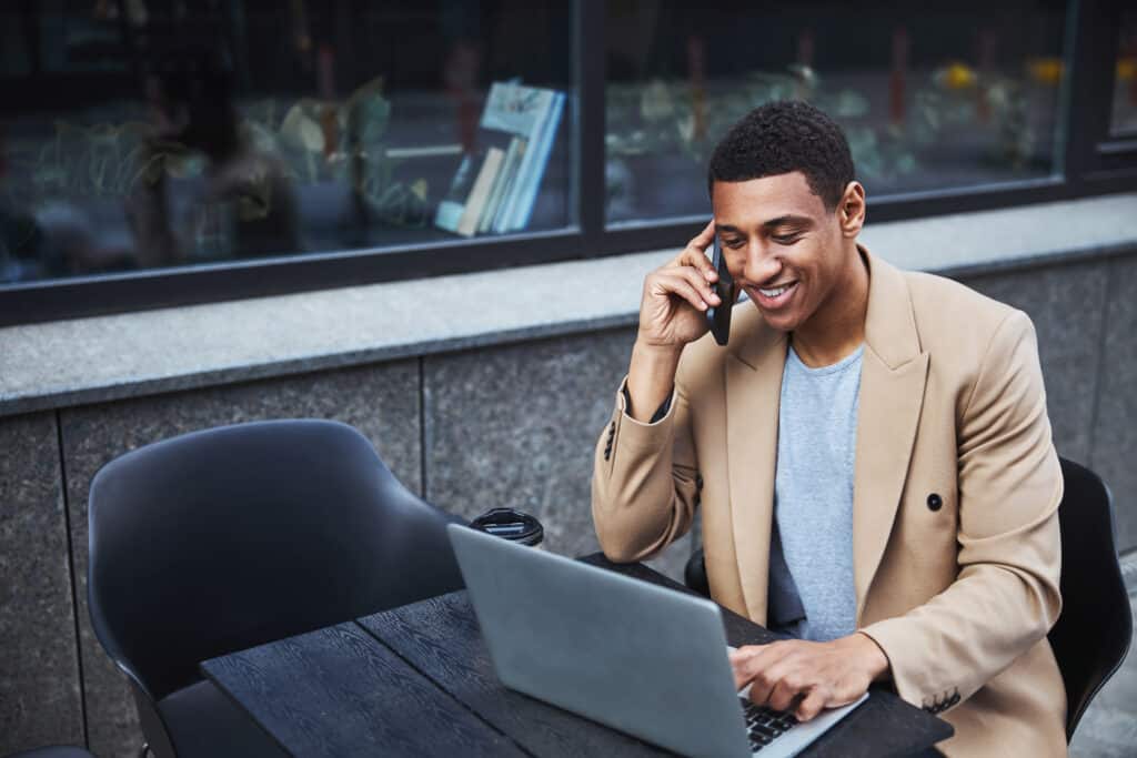 Le Canada autorise les titulaires de permis de travail à étudier pendant plus de six mois Le Canada autorise les titulaires de permis de travail à étudier pendant plus de six mois